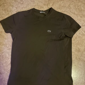 Lacoste T-shirt - Storlek M och är knappast använd, kommer i perfekt skick. Pris kan diskuteras vid snabbaffär! 