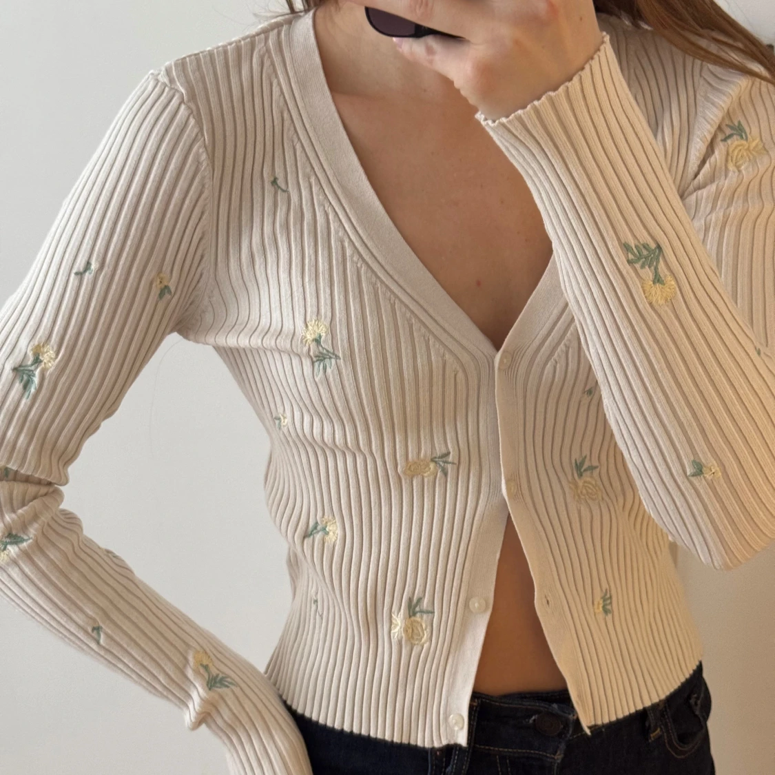 Beige ribbad kofta med blommor - 91