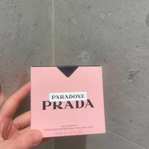 Paradoxe Eau de Parfum från Prada - Säljer en helt oanvänd Paradoxe Eau de Parfum från Prada. Fick den i julklapp men då den inte är min doft så säljer jag den!🌸Flaskan är triangulär med en svart kork och rymmer 50 ml. Doften är både sofistikerad och modern, perfekt för den som vill ha något unikt.
