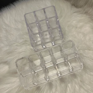 Transparent sminkorganiserare - Praktisk transparent sminkorganiserare med flera fack för enkel förvaring av sminkprodukter. Perfekt för att hålla ordning på läppstift, borstar och andra små tillbehör. Tillverkad i hållbar akrylplast.