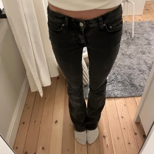 Svarta jeans med flare - Säljer dessa super fina Snygga svarta flare jeans med låg midja! Märket är Gina tricot med är helt nya och oanvända eftersom dem glömdes sicka tillbaka💕