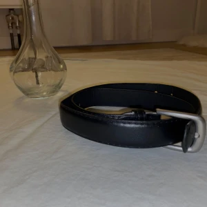 Svart skärp med silverfärgat spänne - Snyggt svart skärp i skinn med ett silverfärgat spänne. Pris kan diskuteras 💞