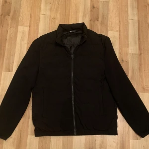 Cardigan från Zara - Säljer en svart cardigan från Zara. Köptes i oktober och har använt den 10-20 gånger. Inga defekter eller slitningar på jackan och är väldigt smidig att ha. Det finns fickor inne jackan som visas på tredje bilden. Strl är 160 typ eller S
