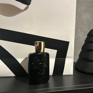 Parfums de Marly Oajan (STEAL PRIS)  - Sjukt eftertraktade Oajan i gammal batch (Guldkork). Sjukt fin doft men känner att jag behöver pengarna. Passa på! STEAL