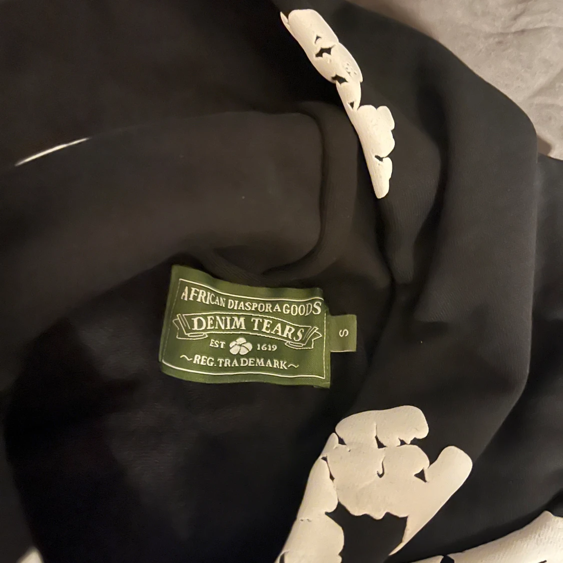 Svart hoodie med blommönster från Denim Tears - 90