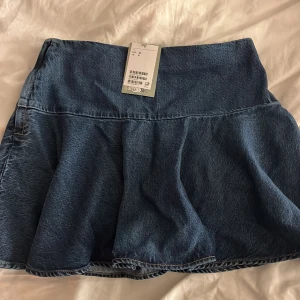 Blå jeanskjol med volang - Med prislapp! Passar mig som bär xs-s men har inte kommit till användning 💞💞