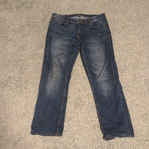 Blå jeans från Smog - Säljer ett par klassiska blå jeans från Smog. De har en straight passform och är tillverkade i denim med en snygg tvätt