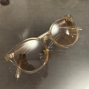 Solglasögon från H&M - Snygga solglasögon från H&M med rund form och bruna tonade glas. 