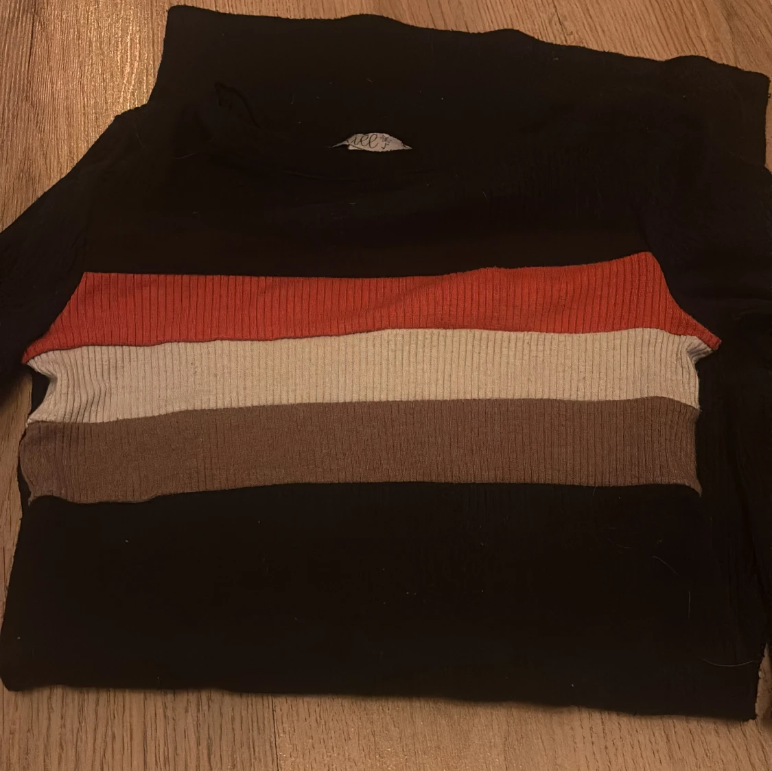 Svart klänning med randigt mönster från Skill - 92