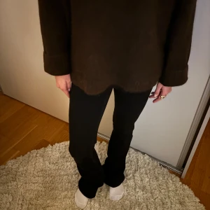 Svarta jeansbyxor - trendiga svarta jeans från ginatricot. Inga defekter. 