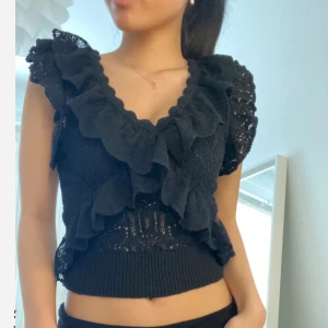 Virkad zara topp  - Snygg volang topp från Zara i strl xs, mycket bra skick, skriv privat vid frågor eller intresse⭐️ kolla gärna in mina andra annonser ( första bilden är lånad)