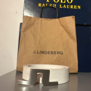 J.Lindberg bälte - Säljer detta snygga bältet från J.Linberg. 100 centimeter långt men gjort ett hål i och går att göra mer. Ovanligt och snyggt med vit bälte. Skick 9/10. Köptes för nån månad sen. Hör av dig om du undrar nåt👍