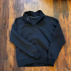 Sail racing half zip - Säljer nu min half zip för att den har blivit för liten. Den är i skick 9/10. Hör av er vid fler frågor!
