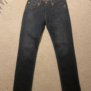 Levis 511 - Säljer ett par klassiska svarta Levi's 511 jeans. De har en slim passform och är tillverkade i slitstarkt denim. Oanvända! Skick 10/10. Nypris ≈ 1600 kr. Köpt i Schweiz
