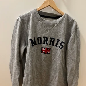 Grå sweatshirt från Morris - Säljer en grå sweatshirt från Morris med broderad text och brittisk flagga på bröstet. Denna tröja psssar S och är riktigt snygg! Mer frågor så svarar jag alltid Med vänlig hälsning, Viktor