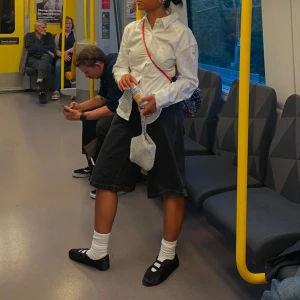 Svarta ballerinaskor från Zara - Snygga svarta ballerinaskor från Zara med en stilren design. Skorna har en elastisk rem över foten för extra passform och komfort. Perfekta för en minimalistisk look.