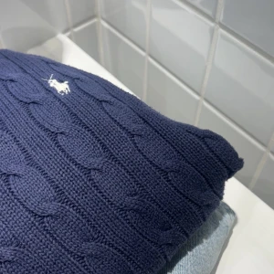 Ralph Lauren Tröja - Supersnygg!! Väldigt varsamt använd, inga skador! Nypris=2250 kr ungefär! Köpt på deras hemsida💓 Skriv vid frågor💓 Normal i storleken & marinblå. Lite konstigt ljus inne på rummet så därför ser den svart ut men den är marinblå💓