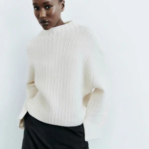 Vit stickad tröja - Stickad tröja från zara i storlek M. Använd 1 gång.