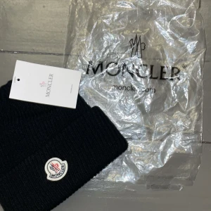 Moncler Mössa - En svart snygg Monecler mössa! Tag och påse är med 💯                                                                                              Skick 10/10 helt oanvänd.