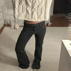 Svarta bootcut jeans - Snygga svarta bootcut jeans med låg midja🩷🩷