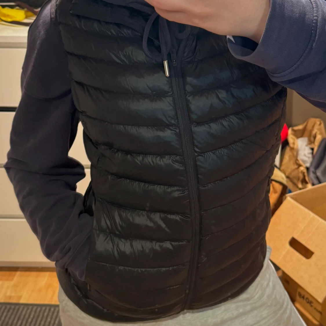 Svart dunväst med dragkedja