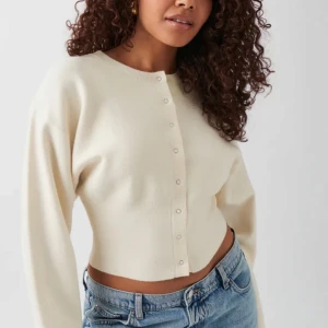 Beige tröja från Gina tricot  - Säljer denna beige tröja från Gina tricot i storlek s. Slutsåld på hemsidan och använd cirka 2 gånger!🌸