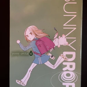 Bunny Drop Vol. 4 - Bunny Drop Vol. 4 av Yumi Unita är en manga som fortsätter berättelsen om Daikichi och hans liv med Rin. Denna volym utforskar familjedynamik och föräldraskapets utmaningar. Perfekt för mangaälskare som uppskattar djupa och känslosamma berättelser.