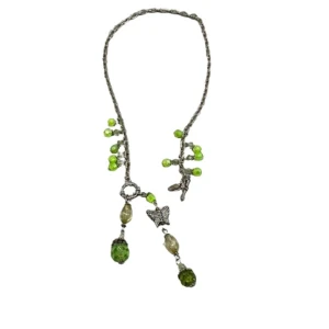 LBVYR Grönt halsband med fjäril och pärlor - Unikt halsband med gröna pärlor och en dekorativ fjäril i mitten. Kedjan är i silverfärg och har flera hängande detaljer i olika gröna nyanser. Perfekt för att ge en färgklick till din outfit.