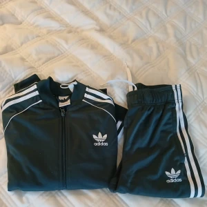 Adidas träningsset storlek 158. - Mörkgrön adidas tracksuit. Storlek 158. Jackan i bra skick, byxorna i använt skick. 