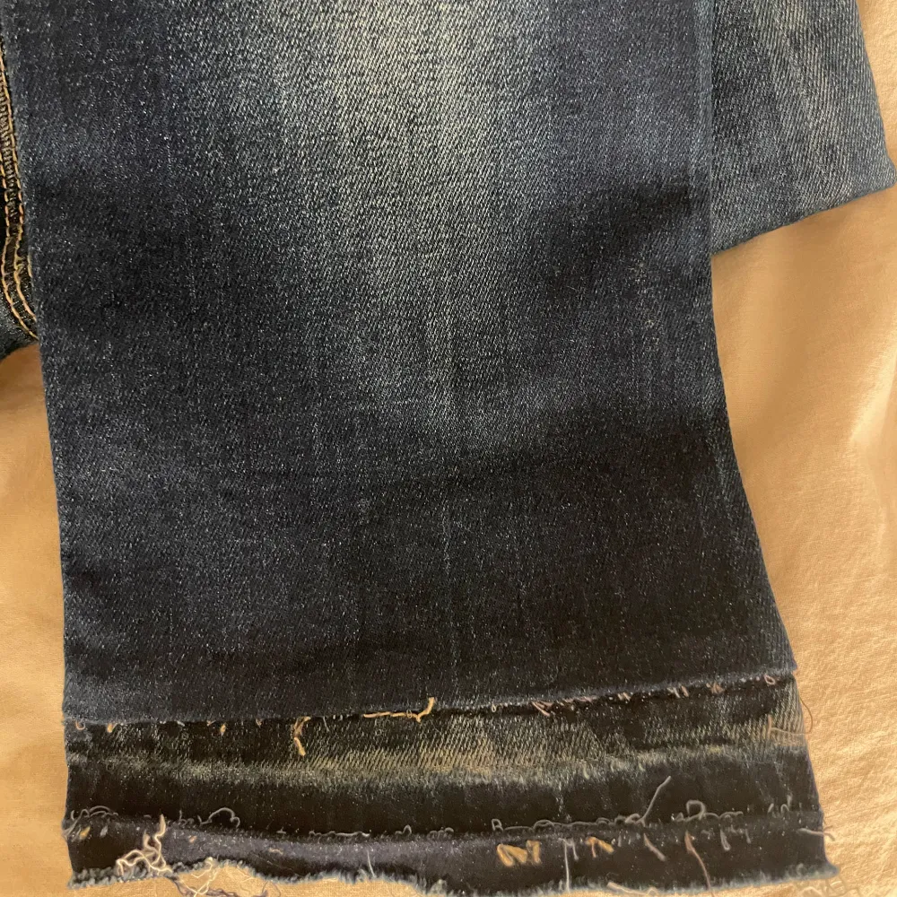 Snygga blå jeans från Pepe med låg midja och dubbla knappar. Snygga slitningar. Runt storlek 34 och längd 32. Har sprättat upp sömen längst så de blir längre se på bild 5. Jätte snygga jeans men har aldrig använt de då de är för små💓. Farkut & Housut.