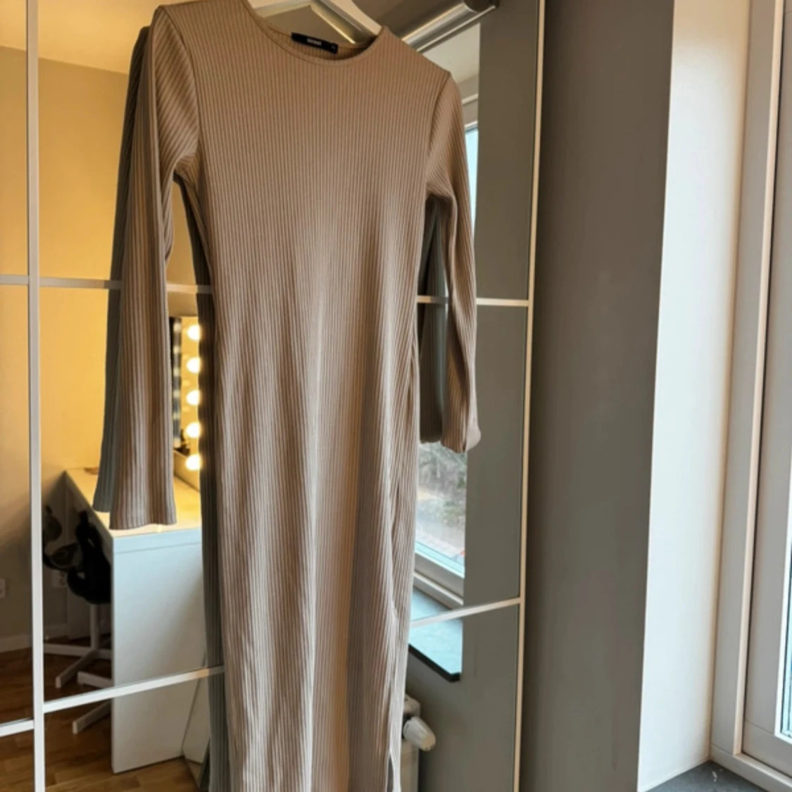 Beige ribbad klänning