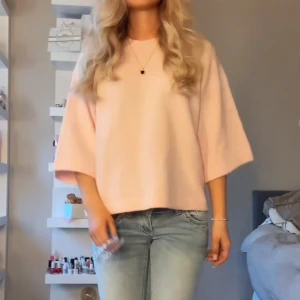 Rosa trekvartsärmad tröja - Säljer en söt rosa stickad tröja från only. Tröjan har trekvartsärmar och en rund halsringning. Perfekt för en avslappnad stil. 💖Den är aldrig använd endast testad med prislappen kvar💞