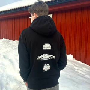 Hoodie ”PORSCHE” - Storlek L upplevs som M✨ Stilren och snygg hoodie som passar alla!