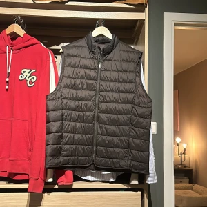 Dunväst mörkbrun  - Mörkbrun dunväst från bläck. Nypris 1199. Sparsamt använd. 