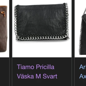 Svart väska från Tiamo - Snygg svart väska från Tiamo, den är helt ny så inga skador helt fräsch nypris 550kr skittt snygg väska verkligen!! skriv vid frågor. köp via köp nu.🥰