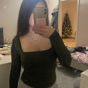 Grön långärmad topp från Amisu - Säljer en stilren grön långärmad topp från Amisu. Toppen har en tight passform och en fyrkantig halsringning som ger en elegant touch. Perfekt för att matcha med både jeans och kjol. Hör av dig vid intresse! 💚