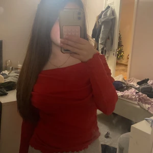 Röd klänning från Zara - Snygg röd klänning från Zara med långa ärmar och en offshoulder-design. Har aldrig använt den anledningen av varför ja säljer den ny tvättad.