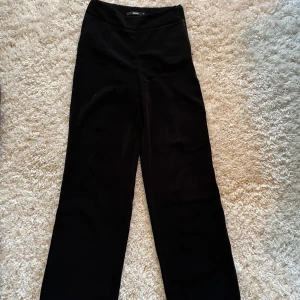 Svarta kostymbyxor från BikBok - Snygga svarta kostymbyxor med rak passform från BikBok i storlek 36. 