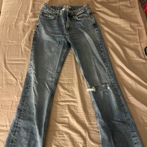 Blå jeans med slitningar - Blå jeans 