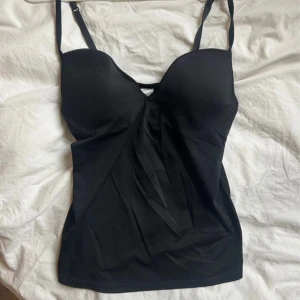 Linne - Säljer ett av dessa populära ”shapewear” linnen. Storlek s, använd 1 gång 🩷 normal i storlek 