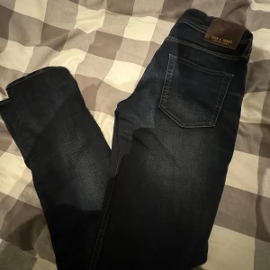 Mörkblå skinny jeans från Jack & Jones - Snygga mörkblå slim jeans från Jack & Jones, modell Liam. Storlek 31/32 och knappt använda utan defekter.