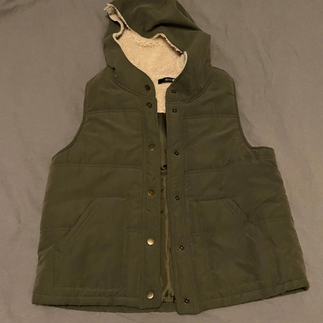 Grön väst med huva från Begun