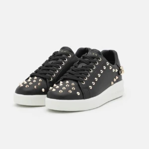 Svarta sneakers med nitar från Guess - Säljer ett par svarta sneakers från Guess! Knappt använda storlek 38, köpta på Zalando för 1300kr 