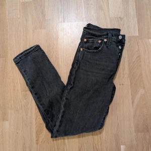 Svartgrå Levis 501 jeans - Svartgrå Levis 501 jeans, storlek W26 L30. Fint skick!
