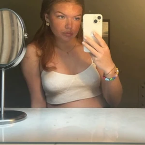 Vit ribbad linnetopp från chiquelle - Vit topp ifrån chiquelle. Storlek ”onesize” men passar S ungefär. Använd någon gång. 