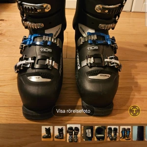 Svarta pjäxor från Tecnica - Säljer ett par svarta Tecnica Mach Sport MV, en slalompjäxa från Tecnica, en allroundpjäxa för dig som är en medelgod till avancerad åkare.  Storlek: 26-26,5  (motsvarar 41-42 i skostorlek) Flexindex: 110 Läst: 100 Volym: Medel Anpassningsskal: CAS Skal: PU dubbel snabb insteg Foder: SPORT NFS Spännen: Mach Sport spännen, Lift Lock