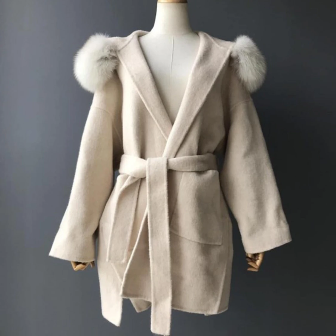 Beige kappa med pälsdetaljer