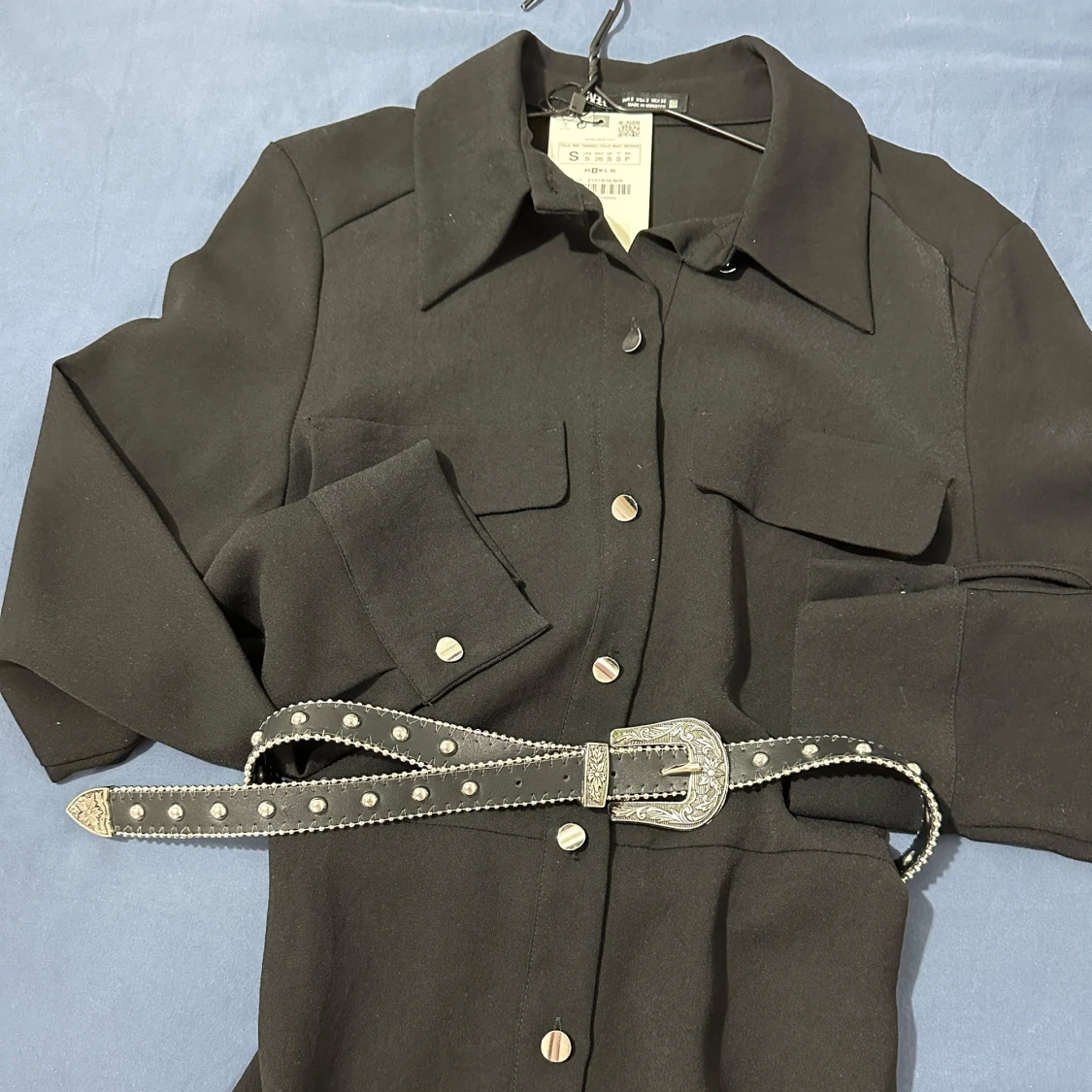 Svart klänning med bälte - 92