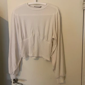Långärmad tröja bikbok  - Säljer denna vita tröja ifrån BikBok med fina detaljer o skönt material. Använd fåtal gånger 