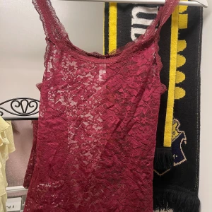 Vinröd spetslinne från Gilligan & O'Malley - Säljer ett vackert vinrött spetslinne från Gilligan & O'Malley. Linnet är ärmlöst och har ett blommigt mönster i spetsmaterial. 